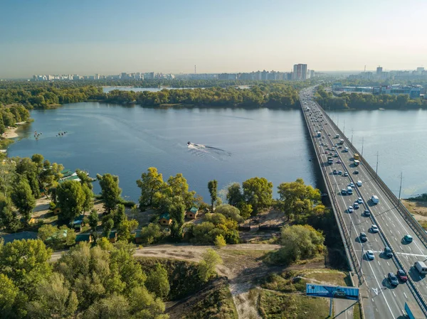 Letecký Výhled Automobil North Bridge Kyjevě Přes Řeku Dněpru Slunečný — Stock fotografie