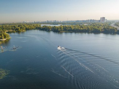 Hava aracı görüntüsü. Kiev 'deki Dinyeper nehrindeki motorlu tekne. Güneşli bir gün.