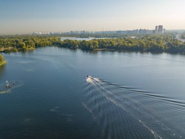 Hava aracı görüntüsü. Kiev 'deki Dinyeper nehrindeki motorlu tekne. Güneşli bir gün.