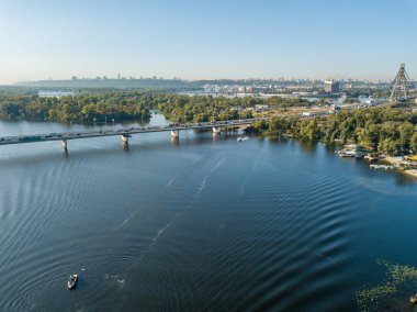 Hava aracı görüntüsü. Kiev 'deki Dinyeper Nehri.