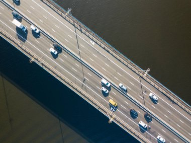 Otomobil Kuzey Köprüsü Kiev 'de. Doğrudan yukarıdan. Yukarıdaki hava aracı görüntüsü.