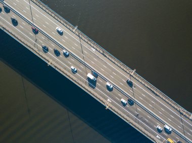 Otomobil Kuzey Köprüsü Kiev 'de. Doğrudan yukarıdan. Yukarıdaki hava aracı görüntüsü.