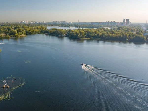 Vista Aérea Del Dron Barco Motor Río Dniéper Kiev Día — Foto de Stock