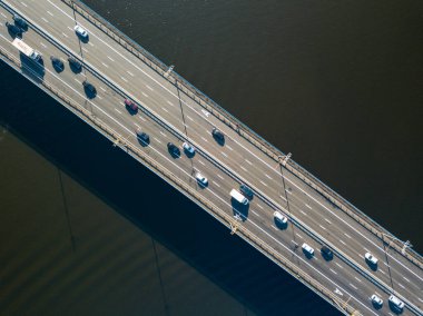 Otomobil Kuzey Köprüsü Kiev 'de. Doğrudan yukarıdan. Yukarıdaki hava aracı görüntüsü.