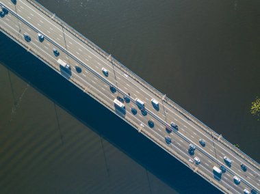 Otomobil Kuzey Köprüsü Kiev 'de. Doğrudan yukarıdan. Yukarıdaki hava aracı görüntüsü.
