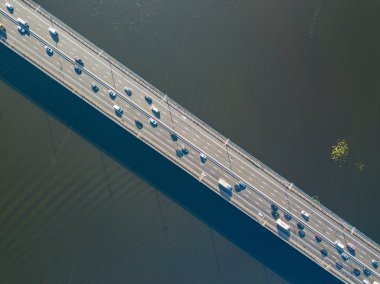 Otomobil Kuzey Köprüsü Kiev 'de. Doğrudan yukarıdan. Yukarıdaki hava aracı görüntüsü.