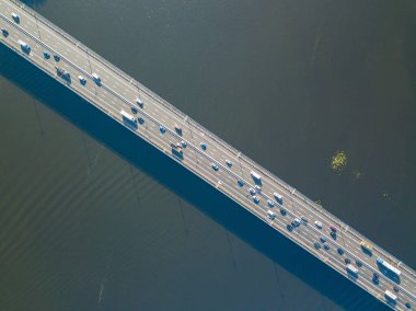 Otomobil Kuzey Köprüsü Kiev 'de. Doğrudan yukarıdan. Yukarıdaki hava aracı görüntüsü.