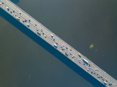 Otomobil Kuzey Köprüsü Kiev 'de. Doğrudan yukarıdan. Yukarıdaki hava aracı görüntüsü.