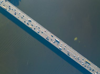 Otomobil Kuzey Köprüsü Kiev 'de. Doğrudan yukarıdan. Yukarıdaki hava aracı görüntüsü.