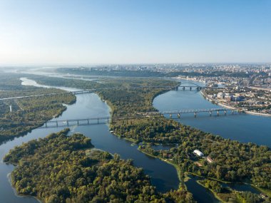 Hava aracı görüntüsü. Kiev 'deki Dinyeper Nehri.