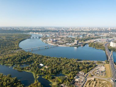 Hava aracı görüntüsü. Kiev 'deki Dinyeper Nehri.