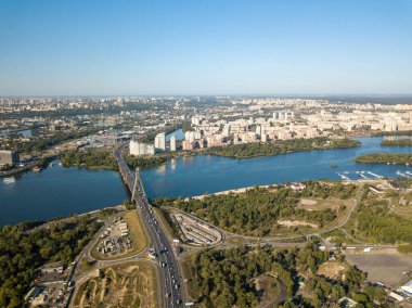 Hava aracı görüntüsü. Dinyeper Nehri 'nin karşısındaki Kiev' deki Otomobil Kuzey Köprüsü. Güneşli bir gün.