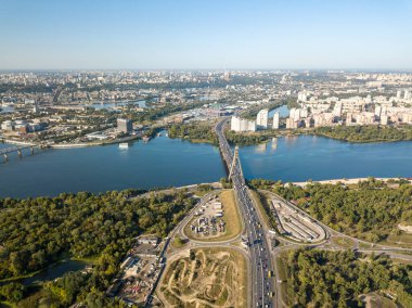 Hava aracı görüntüsü. Dinyeper Nehri 'nin karşısındaki Kiev' deki Otomobil Kuzey Köprüsü. Güneşli bir gün.