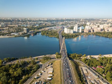 Hava aracı görüntüsü. Dinyeper Nehri 'nin karşısındaki Kiev' deki Otomobil Kuzey Köprüsü. Güneşli bir gün.