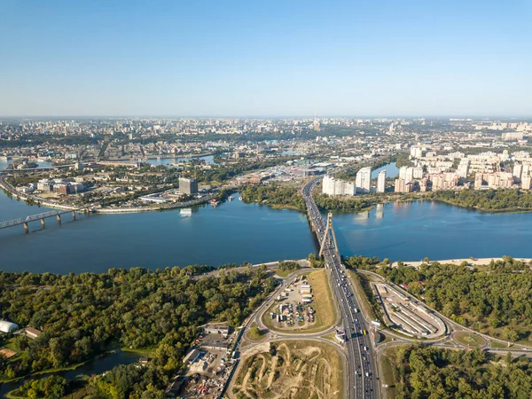 Hava Aracı Görüntüsü Dinyeper Nehri Nin Karşısındaki Kiev Deki Otomobil — Stok fotoğraf