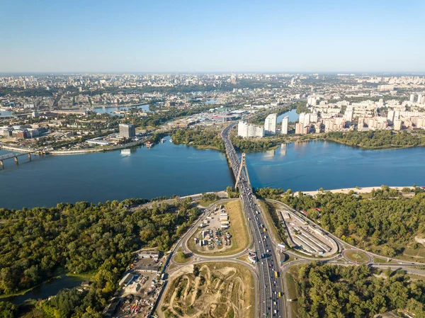 Letecký Výhled Automobil North Bridge Kyjevě Přes Řeku Dněpru Slunečný — Stock fotografie