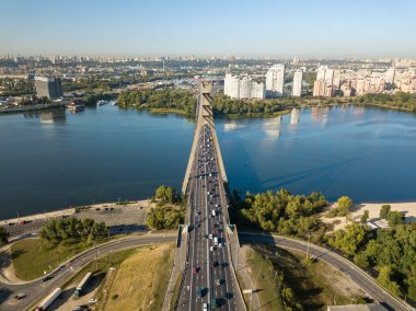 Hava aracı görüntüsü. Dinyeper Nehri 'nin karşısındaki Kiev' deki Otomobil Kuzey Köprüsü. Güneşli bir gün.
