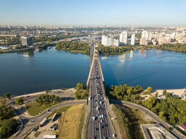 Hava Aracı Görüntüsü Dinyeper Nehri Nin Karşısındaki Kiev Deki Otomobil — Stok fotoğraf