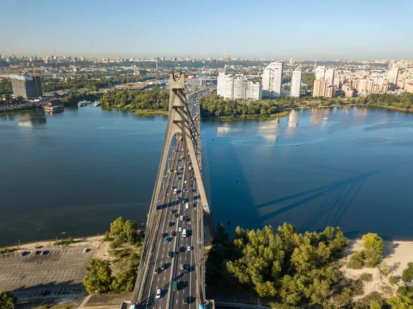 Letecký Výhled Automobil North Bridge Kyjevě Přes Řeku Dněpru Slunečný — Stock fotografie