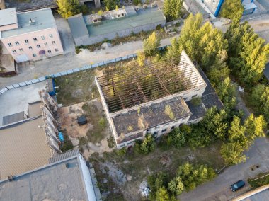 Hava aracı görüntüsü. Fabrikanın yıkılmış atölyesi..