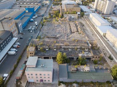 Hava aracı görüntüsü. Fabrikanın yıkılmış atölyesi..