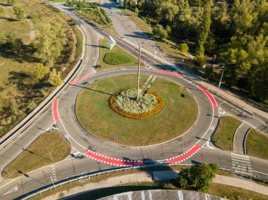 Hava aracı görüntüsü. Bisikletçiler için işaretli yol.