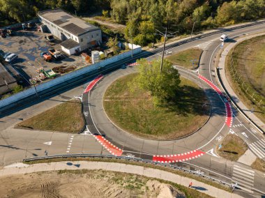 Hava aracı görüntüsü. Bisikletçiler için işaretli yol.