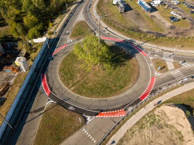 Hava aracı görüntüsü. Bisikletçiler için işaretli yol.