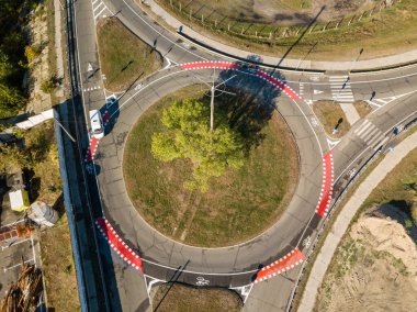 Hava aracı görüntüsü. Bisikletçiler için işaretli yol.