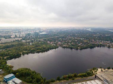 Hava aracı görüntüsü. Kiev 'deki Dinyeper Nehri Körfezi.