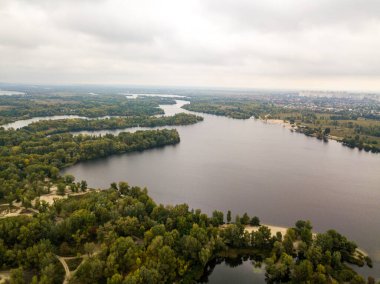 Hava aracı görüntüsü. Kiev 'deki Dinyeper Nehri Körfezi.