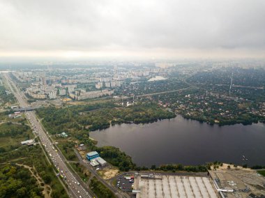 Hava aracı görüntüsü. Kiev 'deki Dinyeper Nehri Körfezi.