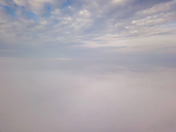 Αεροσκάφος Πετάει Πάνω Από Την Ομίχλη Υπάρχουν Πυκνά Σύννεφα Ομίχλης — Φωτογραφία Αρχείου
