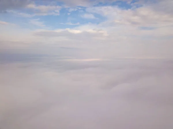 霧の上の空中ドローン飛行 霧の厚い雲が下 曇っている — ストック写真