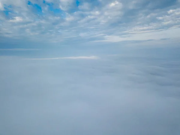 Drohnenflug Über Dem Nebel Sind Dicke Nebelschwaden Darunter Bewölkt — Stockfoto