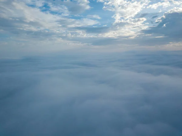 Voo Drone Aéreo Sobre Nevoeiro Nuvens Espessas Nevoeiro Abaixo Nublado — Fotografia de Stock