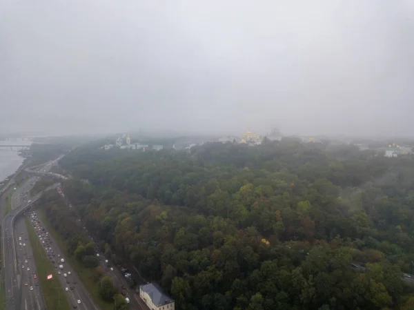 Hava aracı görüntüsü. Yoğun bir siste Kiev.