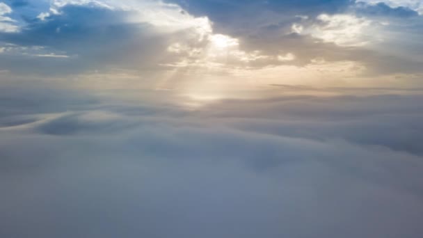 Arial Drone Time Lapse Sobre Denso Nevoeiro Raios Sol Manhã — Vídeo de Stock