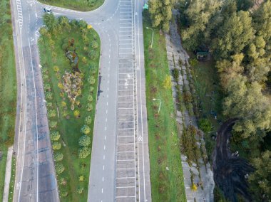 Hava aracı görüntüsü. Yol ve bisiklet yolu.