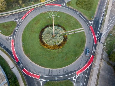 Hava aracı görüntüsü. Bisiklet işaretli döner kavşak.