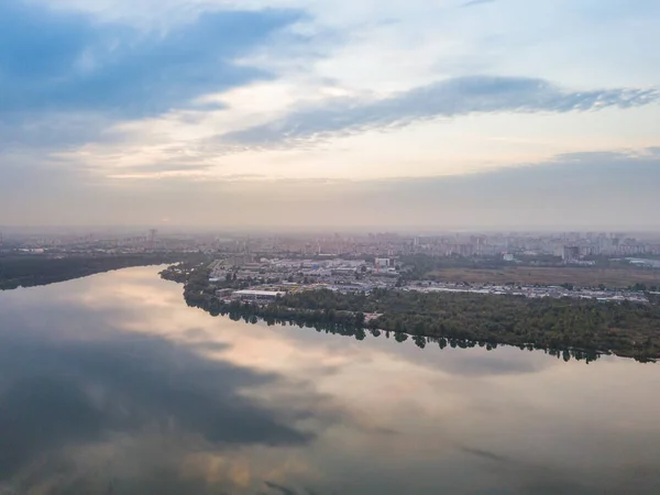 Aerial Drone View Lake Outskirts City Lake Reflects Sky Rays — Stock Photo, Image