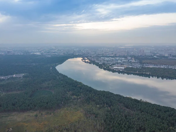 Vista Aérea Del Dron Lago Las Afueras Ciudad Lago Refleja — Foto de Stock