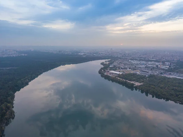 Vista Aérea Del Dron Lago Las Afueras Ciudad Lago Refleja — Foto de Stock