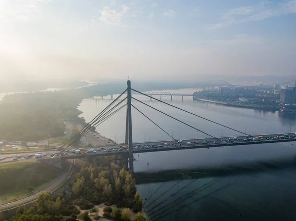 Αεροφωτογραφία Τηλεκατευθυνόμενου Βόρεια Γέφυρα Στο Κίεβο Στις Ακτίνες Ενός Ηλιόλουστου — Φωτογραφία Αρχείου