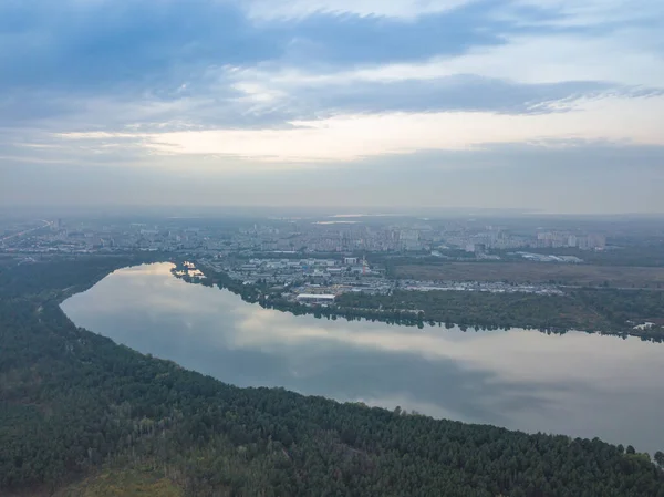 Vista Aérea Del Dron Lago Las Afueras Ciudad Lago Refleja —  Fotos de Stock