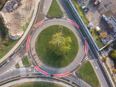 Hava aracı görüntüsü. Bisiklet işaretli döner kavşak.