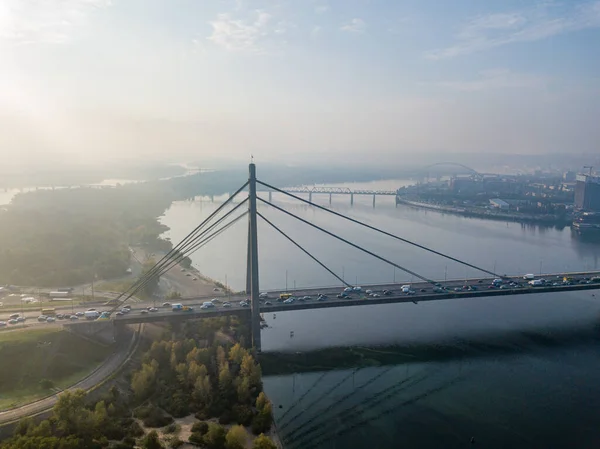 Flygdrönare Norra Bron Kiev Solens Strålar Höstdimma Luften Bilar Kör — Stockfoto