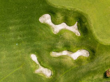 Hava aracı görüntüsü. Yeşil golf sahası