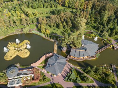 Hava aracı görüntüsü. Havuzdaki çeşmeler