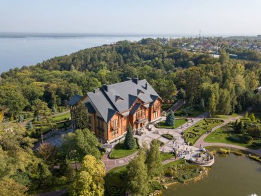 Hava aracı görüntüsü. Kır evi Mezhyhirya, güneşli bir gün